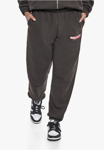 Dropsize Tapered Pants 'Essential' in Black: front