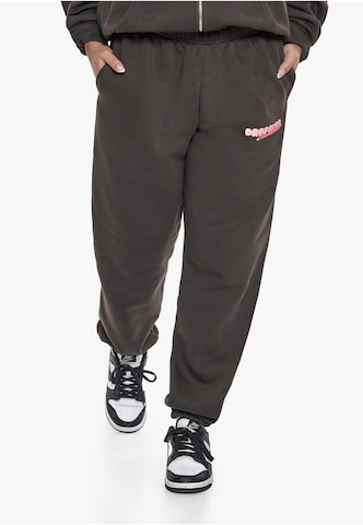 Dropsize Tapered Broek 'Essential' in Zwart: voorkant