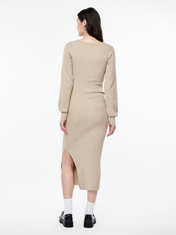 Abito in maglia 'Dicte' di PIECES in beige