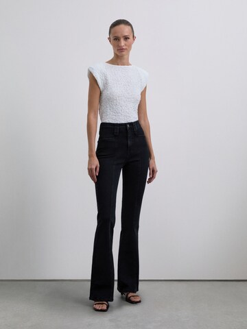 Scalpers Flared Jeans in Black: front