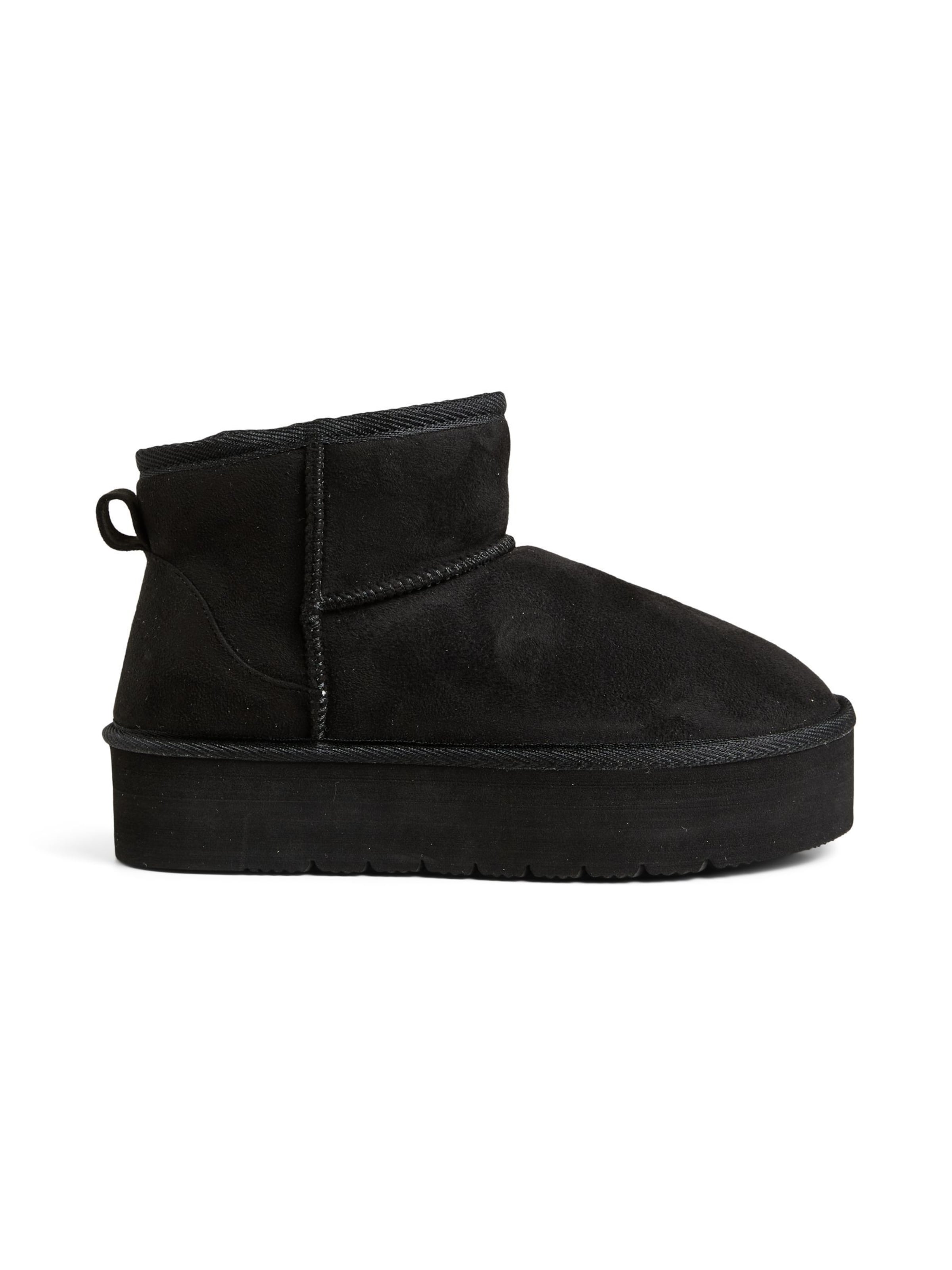 PIECES Boot in Black