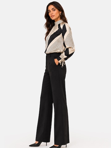 REGINA FASHION Bluzka 'Blouse with Standing collar print' w kolorze beżowy