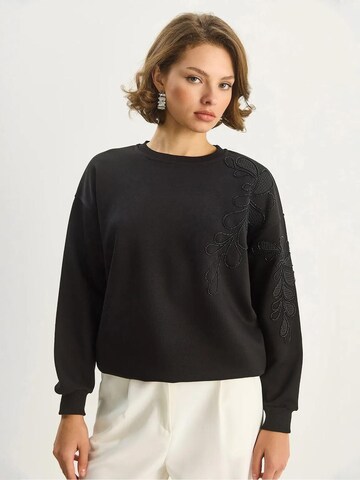 Felpa di Bianco Lucci in nero: frontale