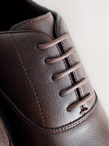 Chaussure à lacets Next en marron