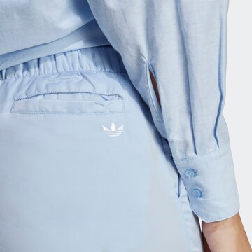 ADIDAS ORIGINALS Loosefit Byxa 'Premium Essentials Satin' i blå