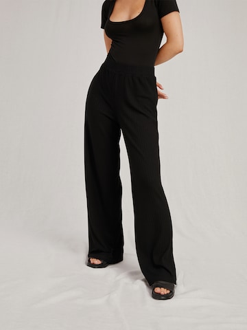 A LOT LESS Wide leg Pants 'Tamlyn' in Black: front