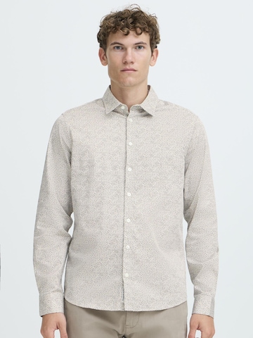 Coupe regular Chemise business ' CFNILO ' Casual Friday en beige