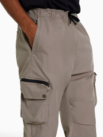 Tapered Pantaloni cargo di Bershka in grigio