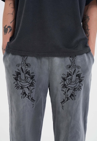 Ed Hardy Regular Byxa 'Liebe Ist Ewig' i grå