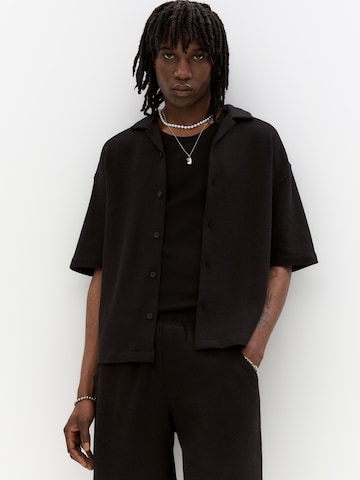 Pull&Bear Comfort fit Button Up Shirt in Black: front