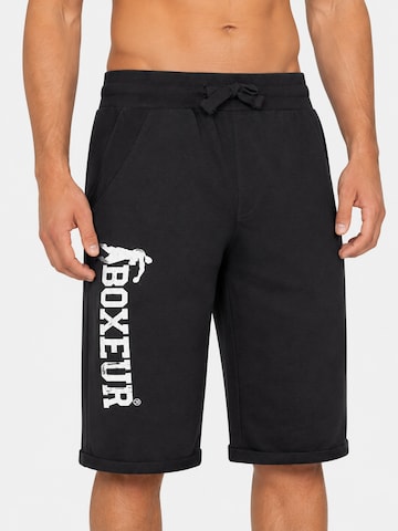 Boxeur des Rues - regular Pantalón deportivo 'Herren Baumwollshorts Boxeur des Rues, Schwarz, Weißes vertikales Logo' en negro