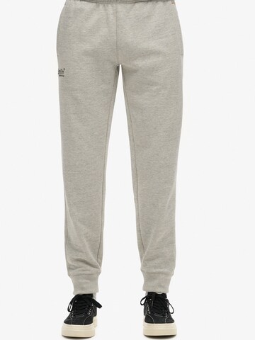 Superdry Tapered Broek 'Essential' in Grijs: voorkant