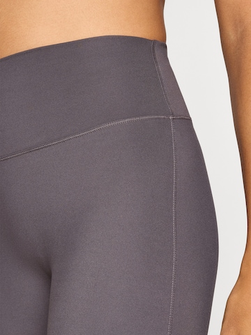 Skinny Pantalon de sport 'ONE' NIKE en gris