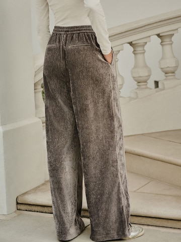 Wide Leg Pantalon 'Chenille' Next en gris