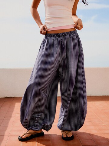 Bershka Barrel Hose in Blau: Vorderseite