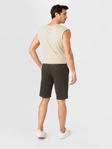 No Excess Regular Shorts in Grün