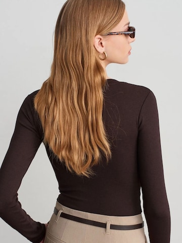 Dilvin - Blusa body em castanho