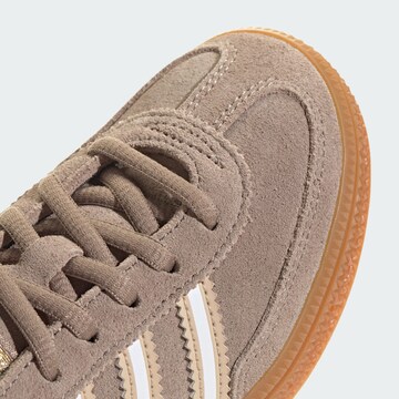 ADIDAS ORIGINALS Σνίκερ 'Handball Spezial' σε καφέ