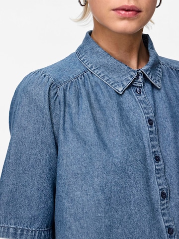 Camicia da donna 'MAG' di PIECES in blu