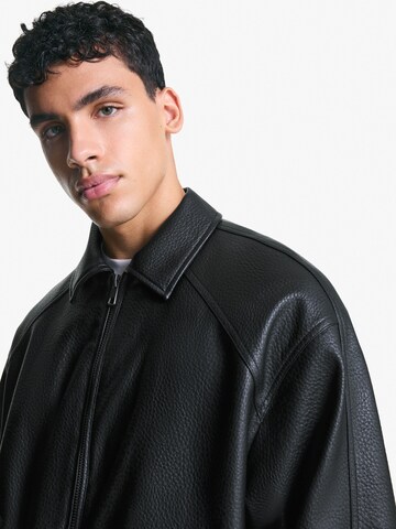 Geacă de primăvară-toamnă de la Bershka pe negru