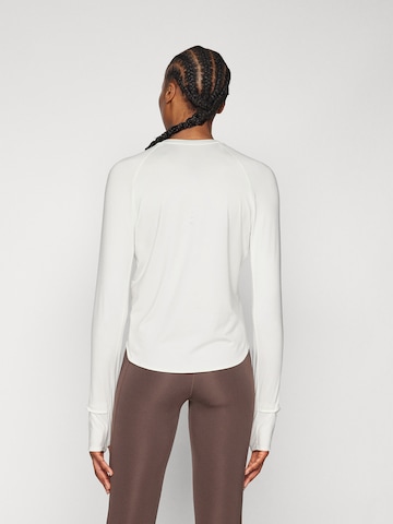 NIKE Funktionstopp 'SWIFT' i vit