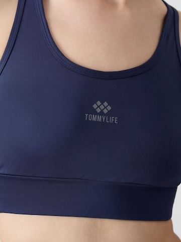 Haut de sport Tommy Life en bleu : devant