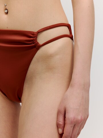 Pantaloncini per bikini 'Charline' di EDITED in rosso