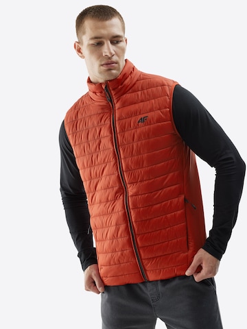 Gilet sportivo di 4F in rosso: frontale