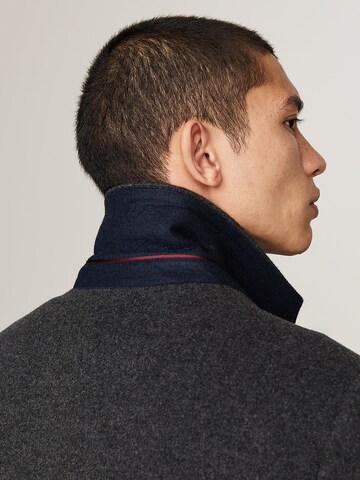 TOMMY HILFIGER Tussenjas in Grijs