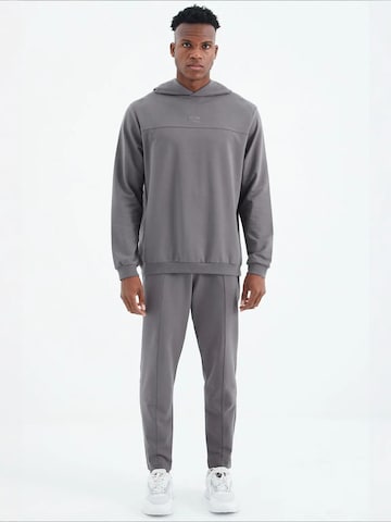 Completo per l'allenamento 'Aktive Sets' di Tommy Life in grigio: frontale