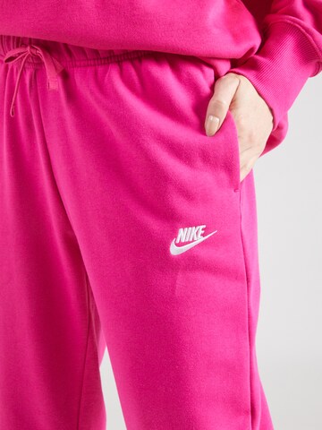 Nike Sportswear Tapered Broek 'Club' in Roze