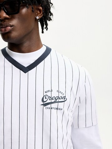 Tricou de la Bershka pe alb
