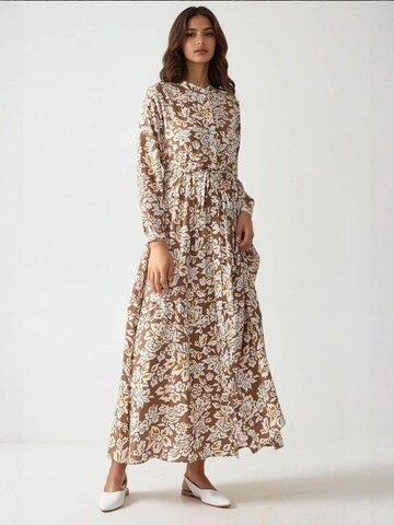 Hiccup - Vestidos camiseiros em castanho