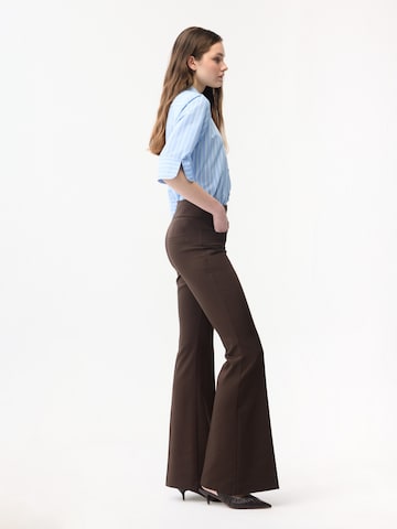 Regular Pantalon à plis adl en marron