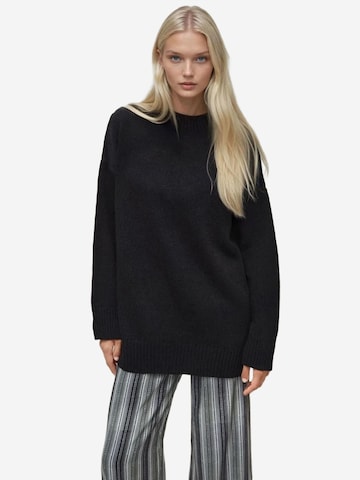 Hiccup Sweater in Black: front