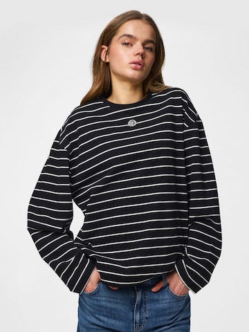 Maglietta 'PCSADIE BARREL' di PIECES in nero: frontale