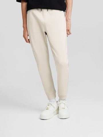 Bershka Tapered Broek in Beige: voorkant