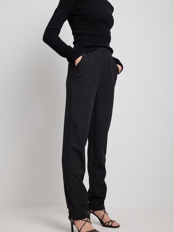 Regular Pantalon chino NA-KD en noir : devant