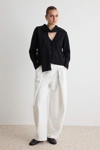 Trendyol Strickjacke mit Schal in Schwarz: Vorderseite