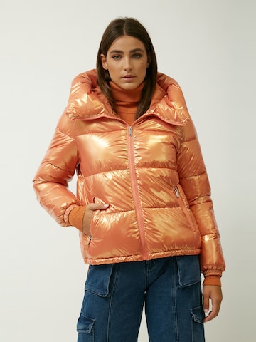 Giacca invernale di Influencer in arancione: frontale
