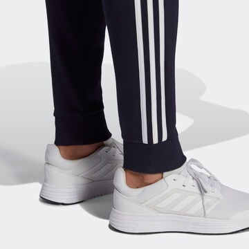 ADIDAS SPORTSWEAR Tapered Παντελόνι φόρμας 'Essentials Fleece Tapered Cuff 3-Stripes' σε μπλε