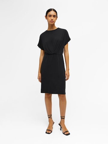 Rochie 'Jannie' de la OBJECT pe negru