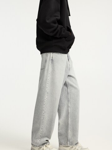 Pull&Bear Loosefit Jeans i grå