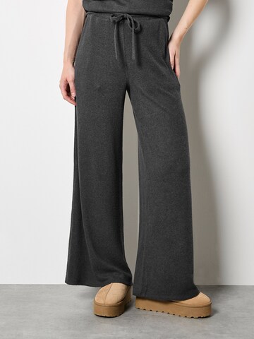 Apricot Wide leg Pants ' ' in Grey: front