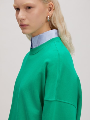 EDITED Sweatshirt 'Emielia' in Groen