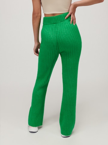 Evazați Pantaloni 'COMFY' de la UNFOLLOWED x ABOUT YOU pe verde: spate