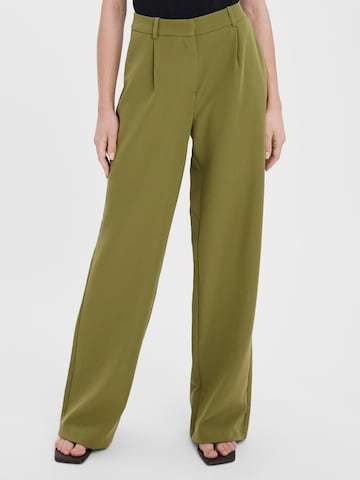 Vero Moda Collab Loosefit Kalhoty se sklady v pase 'Tinamaria' – zelená: přední strana