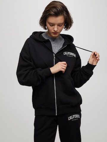 Pull&Bear Zip-Up Hoodie in Black: front