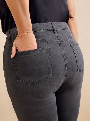 Skinny Jeggings di Friends Like These in grigio