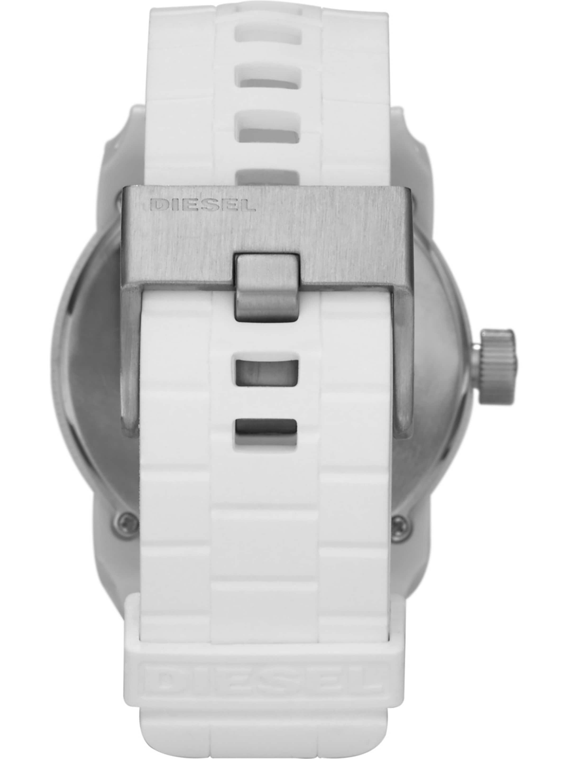 Ceas analogic de la DIESEL pe alb
